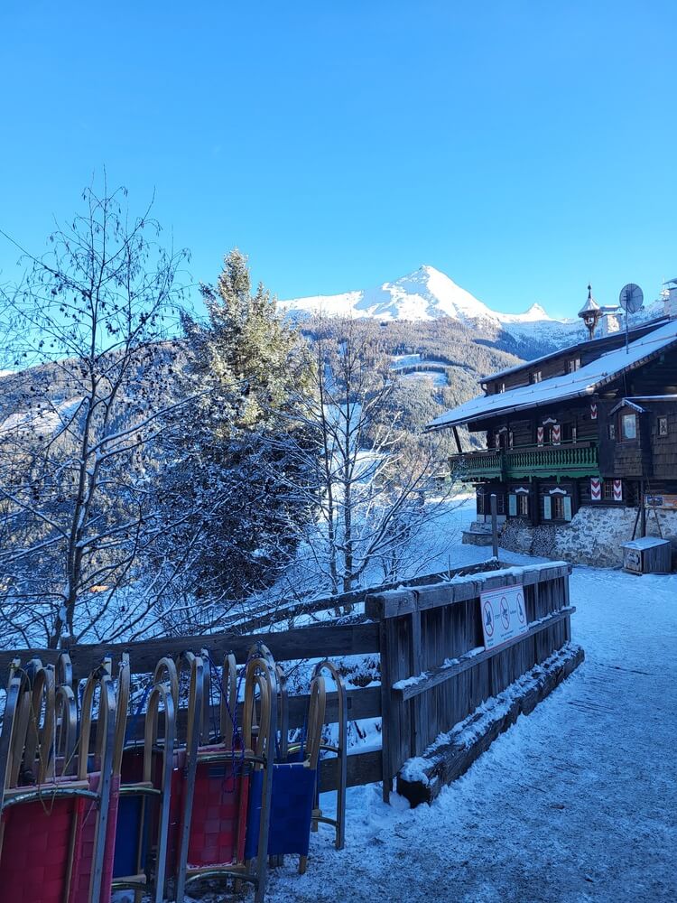 Bellevue Alm mit Bergpanorama