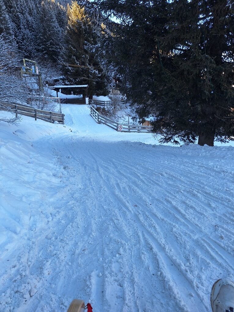 Rodelbahn aus der Fahrerperspektive bei Tag