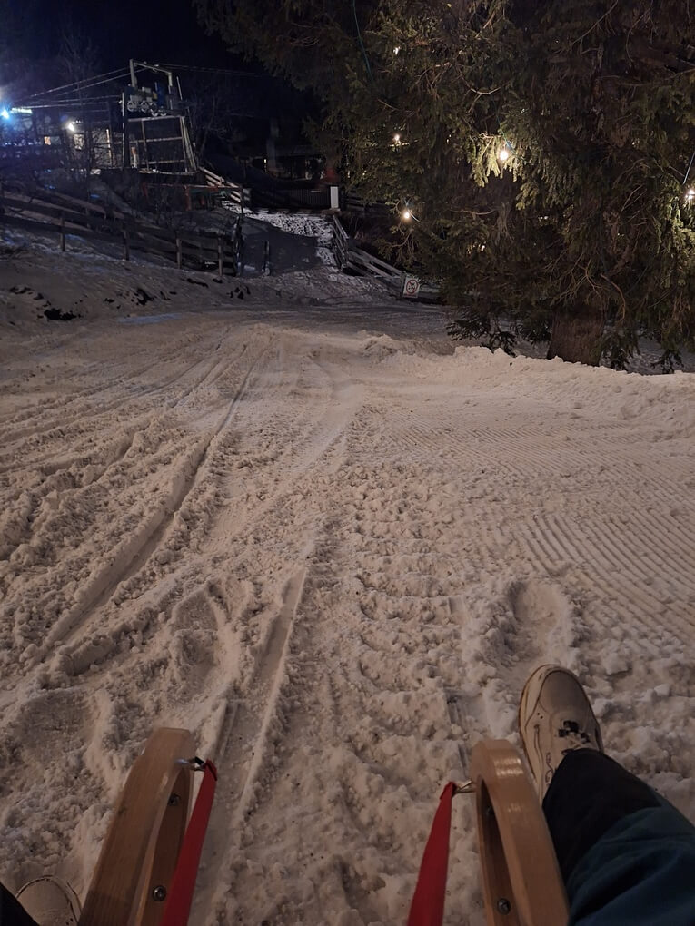 Beleuchtete Rodelbahn bei Nacht
