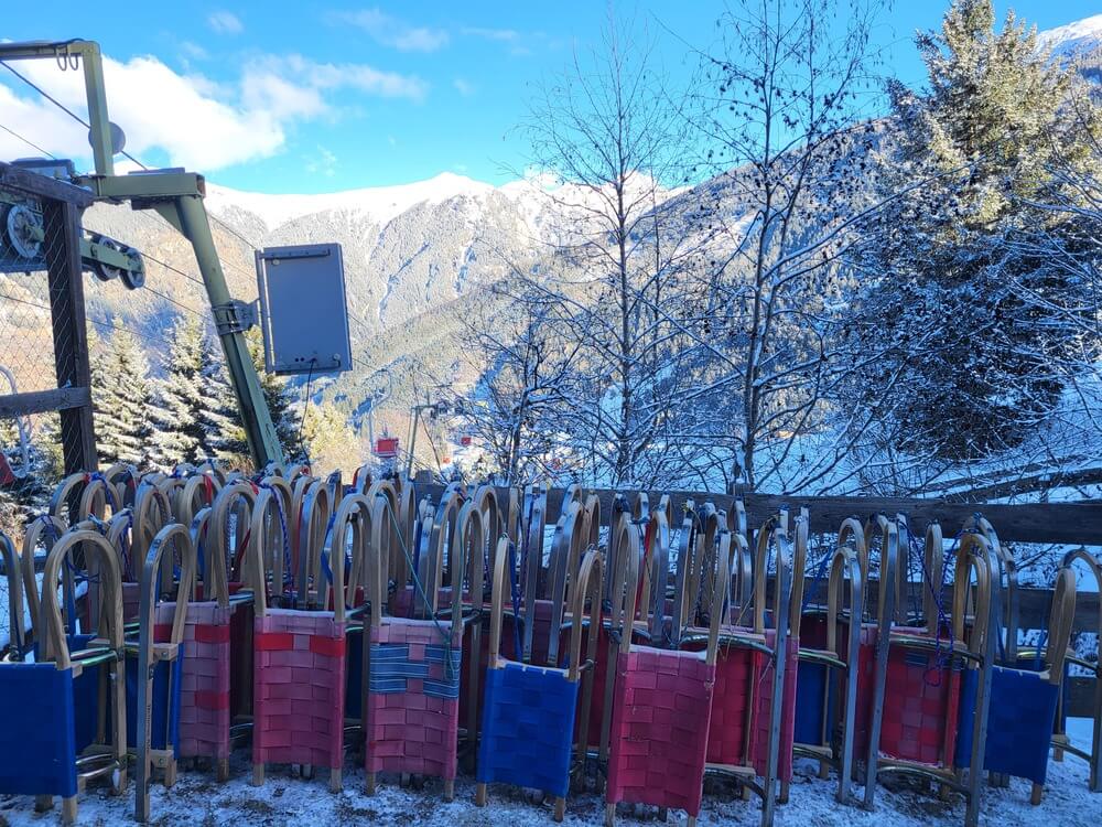 Schlittenreihe bereit für Besucher